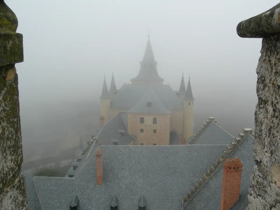 AlcazarSegovia-niebla
