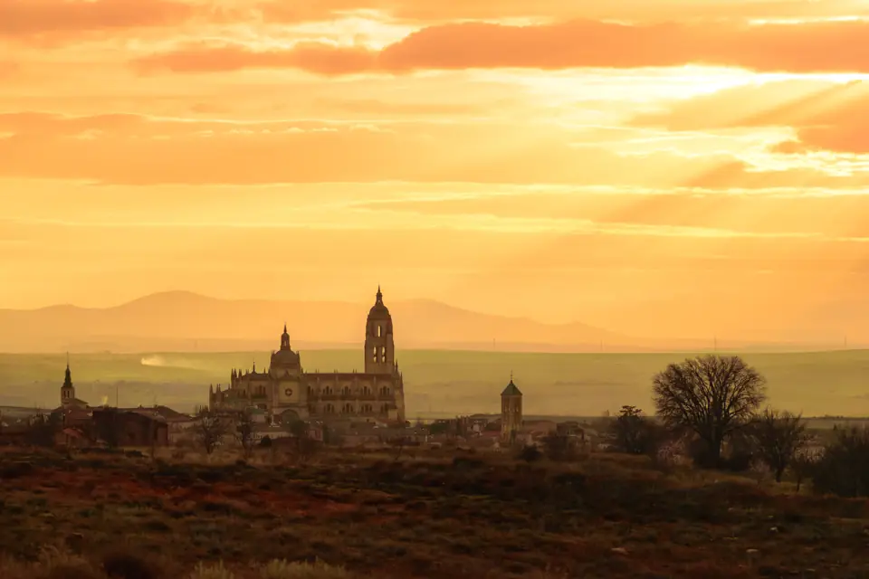Atardece sobre la Catedral de Santa María de Segovia (24381323670)