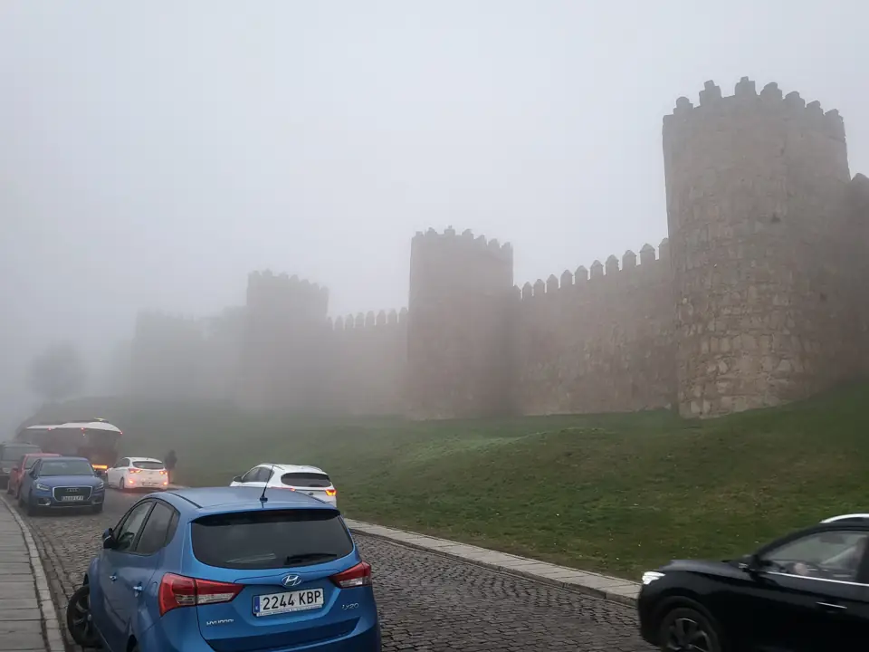 Murallas de Ávila con niebla